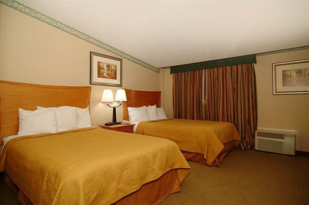 Quality Inn & Suites Near I-480 And I-29 Council Bluffs Exterior foto